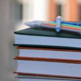 教科書が重なっている画像