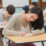 テストを受ける女性の画像